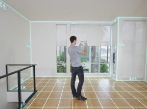 Scan 3D d'une pièce par un agent immobilier