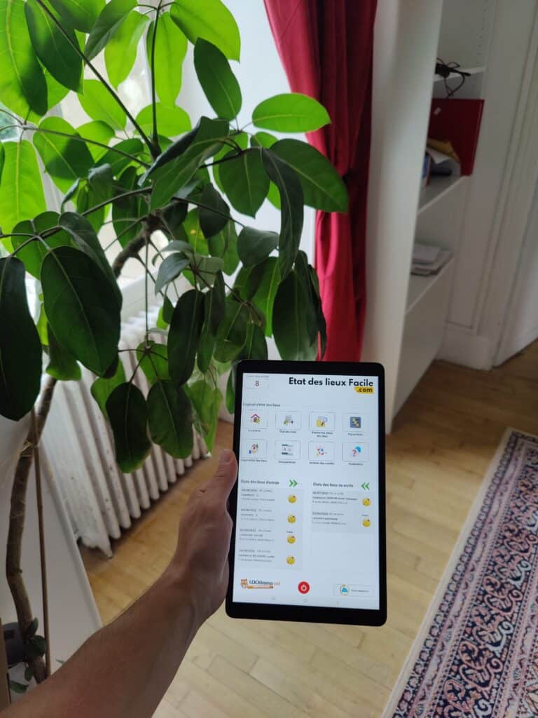 Photo d'une tablette avec l'application étatdeslieuxfacile